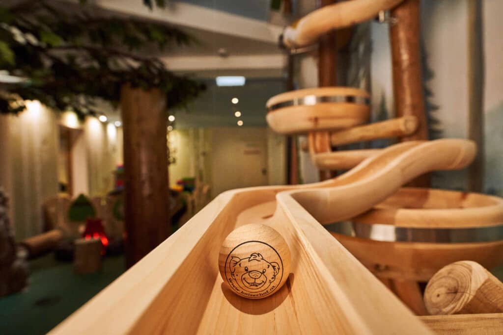 Familotel Kaiserhof Indoor Spielplatz Murmelbahn Holz Murmel