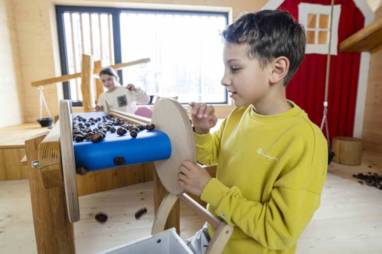 allgauer_berghof_indoor_holz_foerderband