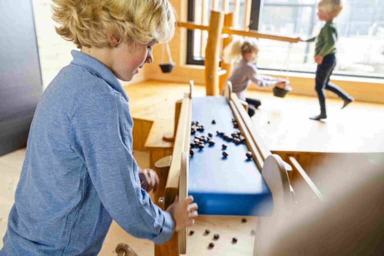 allgauer_berghof_indoor_holz_foerderband2