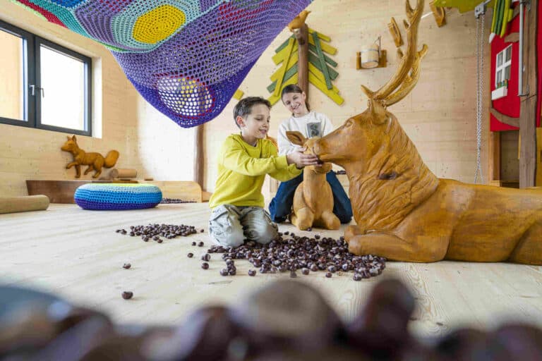 allgauer_berghof_indoor_holz_kastanie_schnitztier
