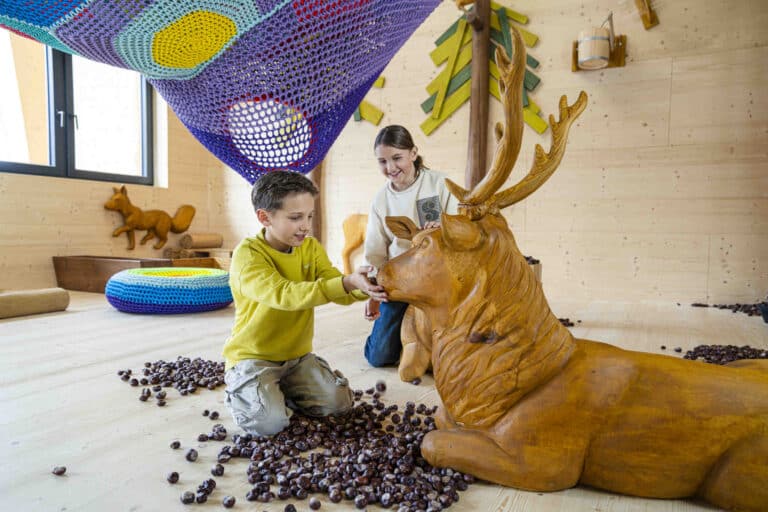 allgauer_berghof_indoor_holz_kastanie_schnitztier_hirsch2
