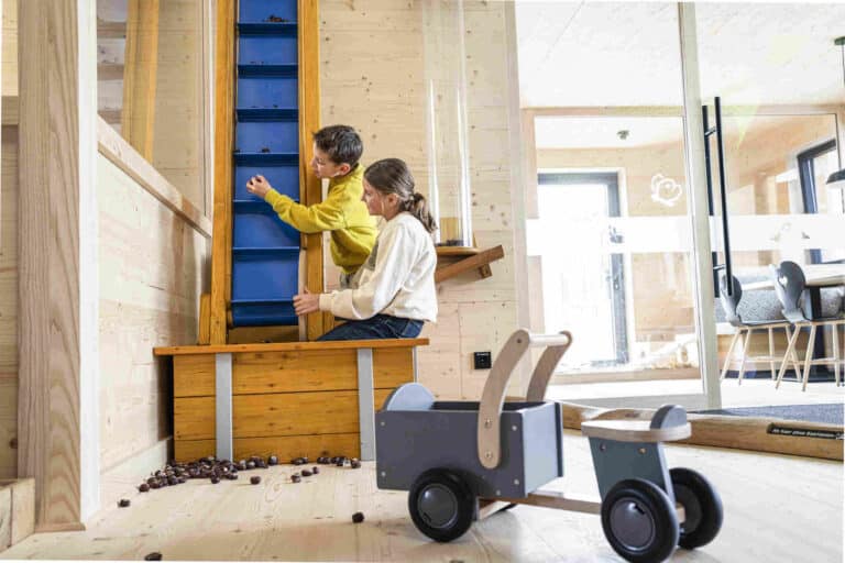 allgauer_berghof_indoor_holz_spielscheune_murmel