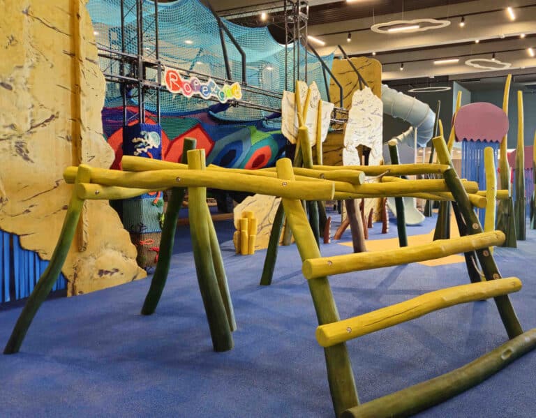 Groemitz_indoor_spielplatz_kletterstruktur
