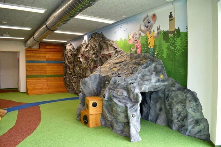 Rehaklinik_katharinenhoehe_Kletter_Felsen_ Tunnel2