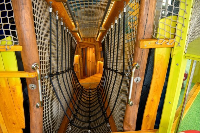Rehaklinik_katharinenhoehe_Kletternetz_Tunnel_Uebergang2