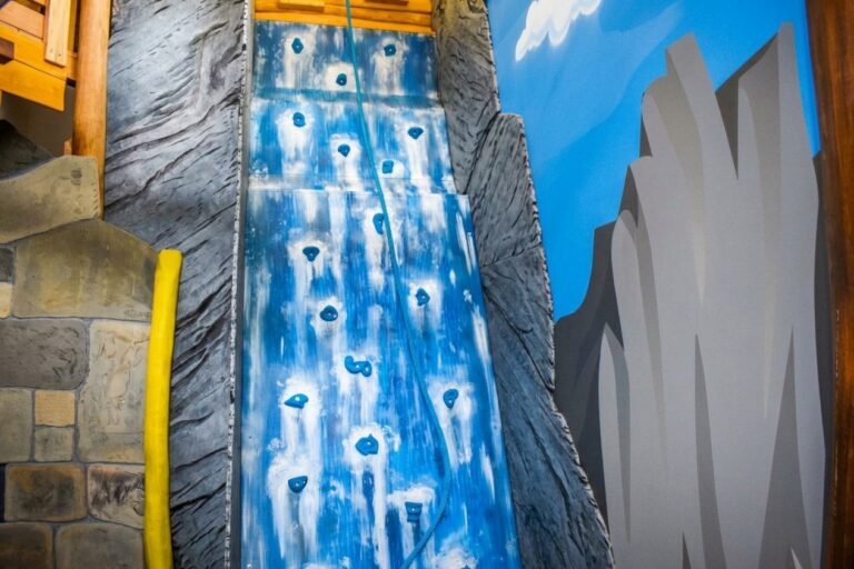 Rehaklinik_katharinenhoehe_wasserfall_klettergriffe2